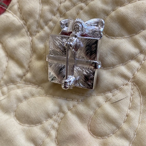 Beautiful gift box brooch. Red square stones and clear round. New condition. - Picture 3 of 4